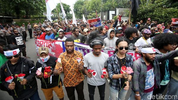 Foto: Aksi Tuntut Penutupan Freeport yang Berhias Bintang Kejora