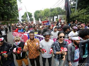 Foto: Aksi Tuntut Penutupan Freeport yang Berhias Bintang Kejora