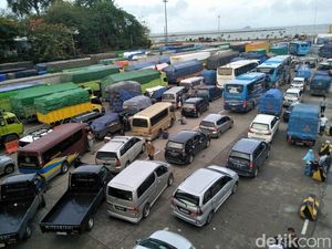 Pelabuhan Merak dan Bakauheni Kembali Dibuka, Kendaraan Antre Panjang