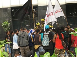 Demo di Hari Libur, Massa di Depan LBH Dibubarkan Polisi