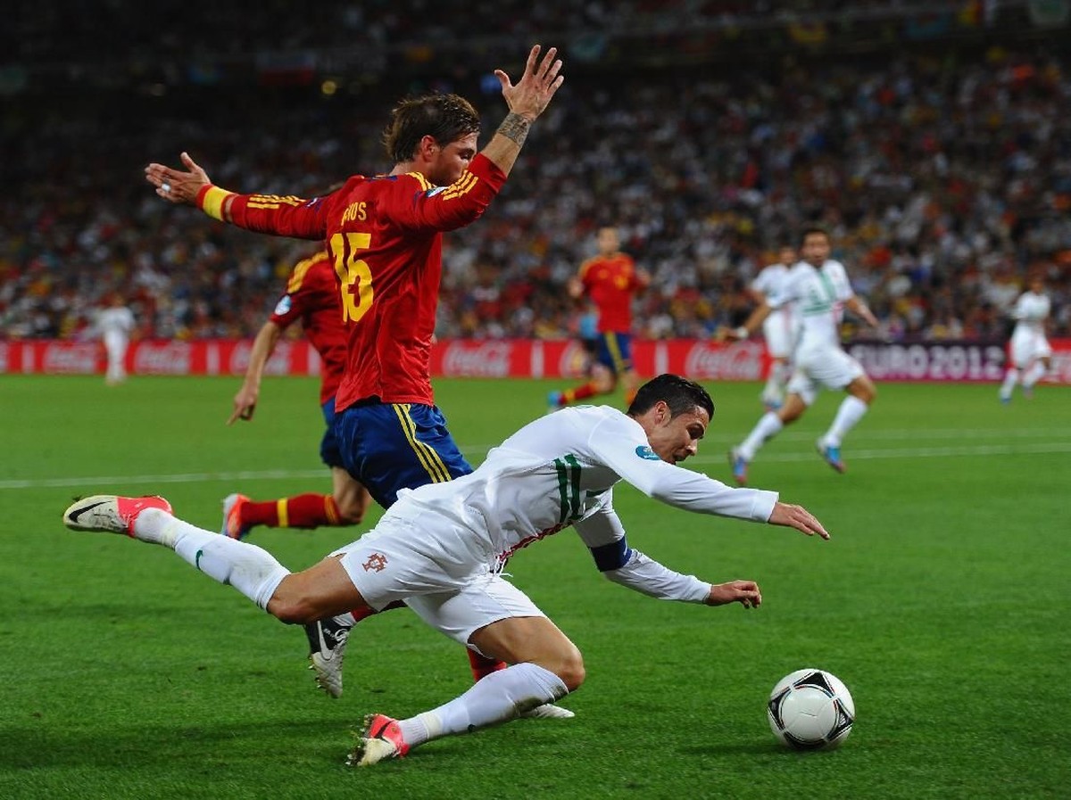 Ronaldo saat menghadapi Spanyol di Piala Eropa 2012 (Laurence Griffiths/Getty Images)