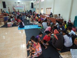 Menjenguk Pengungsian Korban Banjir di Kulon Progo Menjenguk Pengungsian Korban Banjir di Kulon Progo