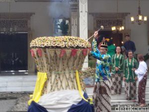 Sultan HB X Awali Rebutan Gunungan Bromo Yang Hanya Ada Tiap 8 Tahun