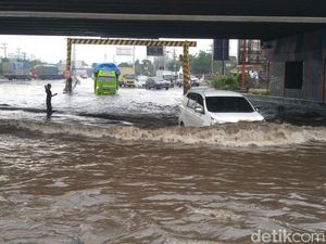 Pantura Semarang Tergenang Banjir, Arus Lalin Tersendat