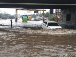 Pantura Semarang Tergenang Banjir, Arus Lalin Tersendat