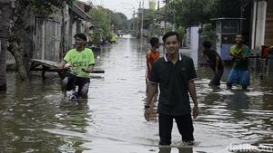 Foto: Derita Warga Pekalongan Korban Banjir Tanggul Laut Jebol