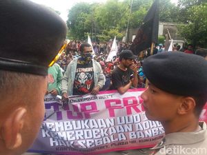 Polisi Amankan Aksi Demo Freeport di Depan LBH Jakarta