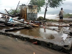 Ombak Palabuhanratu Masih Ngamuk, Warga Seputar Pantai Mengungsi