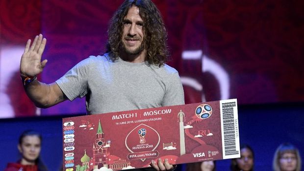 Draw assistant Carles Puyol, former Spain's defender, poses on the stage of the State Kremlin Palace in Moscow on November 30, 2017 on the eve of the Final Draw for the 2018 FIFA World Cup. / AFP PHOTO / Mladen ANTONOV
