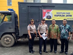 Bantuan Logistik Polda Jatim Diserahkan ke Korban Banjir Pacitan