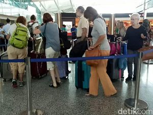 Di Bali, Turis Pergi Lebih Banyak dari yang Datang Akibat Gunung Agung