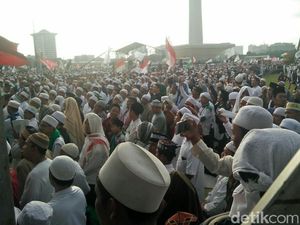 Massa Reuni 212 Nyanyikan Indonesia Raya