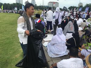 Keliling Monas, Remaja Ini Kumpulkan Sampah Peserta Reuni 212