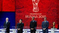 Nikita Simonyan, Diego Maradona, Cafu, dan Fabio Cannavaro ditugaskan mengundi negara-negara peserta. Sayang sekali karena Italia yang diwakili Cannavaro, hanya bisa naik di panggung pengundian itu, menyusul kegagalan lolos ke putaran final. (Foto: Grigory Dukor/Reuters)