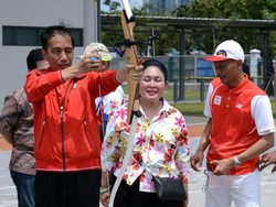 Jokowi Unjuk Kebolehan Memanah di Depan Titiek Soeharto