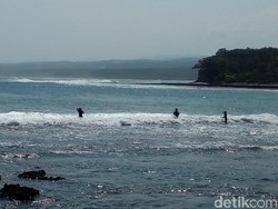 Cuaca Buruk, Wisatawan Diimbau Hindari Bibir Pantai Selatan Garut