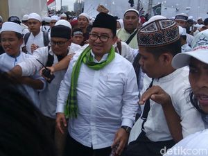 Fahri, Fadli dan Dhani Semobil Tinggalkan Lokasi Reuni 212 Fahri, Fadli dan Dhani Semobil Tinggalkan Lokasi Reuni 212