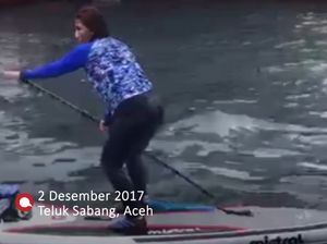Menteri Susi Menikmati Laut dengan Paddling di Teluk Sabang