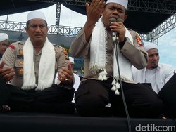 Polisi Pimpin Massa Alumni 212 Baca Asmaul Husna