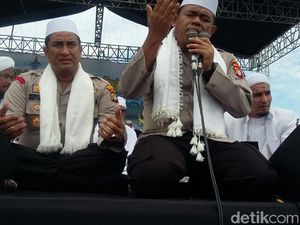 Polisi Pimpin Massa Alumni 212 Baca Asmaul Husna Polisi Pimpin Massa Alumni 212 Baca Asmaul Husna
