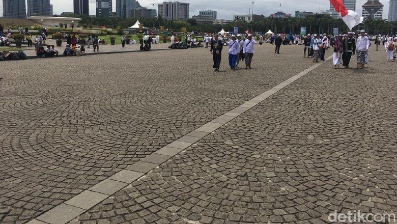 Massa 212 Bersih-bersih Sampah, Monas Kembali Kinclong