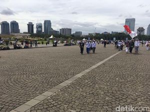 Massa 212 Bersih-bersih Sampah, Monas Kembali Kinclong