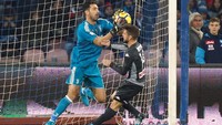 Topskorer Napoli, Dries Mertens, tak bisa menembus benteng kokoh pertahanan Juventus yang digawangi Gianluigi Buffon (Ciro De Luca/Reuters)