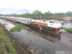 Banjir yang Menggenangi Jalan Raya dan Rel KA di Porong Surut