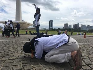 Melihat Peserta Reuni 212 Berfoto Gaya Bebas di Monas
