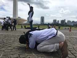 Melihat Peserta Reuni 212 Berfoto Gaya Bebas di Monas