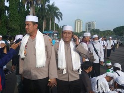 Pakai Peci dan Serban Putih, Kapolres Jakpus Pantau Reuni 212