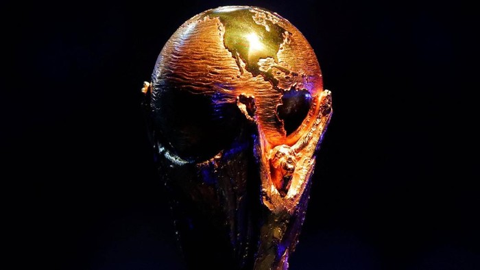 Trofi Piala Dunia, Piala Dunia 2018 Soccer Football - 2018 FIFA World Cup Draw - State Kremlin Palace, Moscow, Russia - December 1, 2017 General view of the FIFA World Cup trophy during the draw REUTERS/Maxim Shemetov