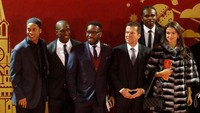 Kemeriahan bertambah dengan kehadiran para legenda sepakbola. Ronaldinho, Clarence Seedorf, Jay-jay Okocha, Lothar Matthaeus, dan Nwanko Kanu turut menghadiri acara ini. (Foto: Sergei Karpukhin/Reuters)