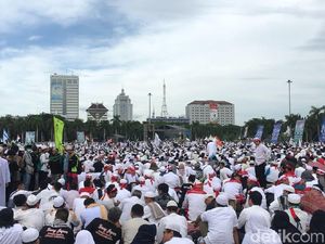 Massa 212 Putihkan Monas