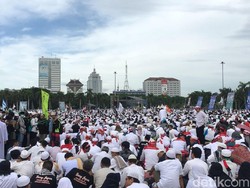 Massa 212 Putihkan Monas