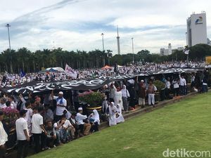 Massa Bentangkan Bendera Ar-Rayah Besar di Reuni Alumni 212