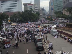 Selawat dan Lagu Indonesia Raya Akhiri Reuni Alumni 212 di Monas