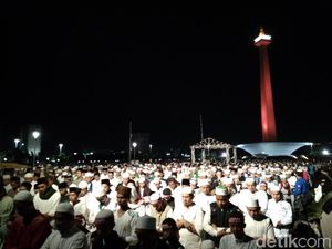 Massa Reuni 212 Menunaikan Salat Subuh Berjemaah di Monas
