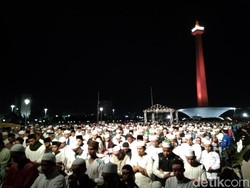 Massa Reuni 212 Menunaikan Salat Subuh Berjemaah di Monas