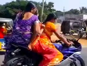 Naik Motor Sport Boncengan Bertiga, The Power of Emak-emak!