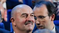 Stanislav Cherchesov mengemban tugas besar membawa Rusia tampil baik di hadapan publiknya sendiri di Piala Dunia 2018. Oleh karena itu gajinya pun tak kecil, 2,6 juta euro per tahun atau Rp 42,7 miliar. Dia di posisi lima. (Foto: Maxim Shemetov/Reuters)