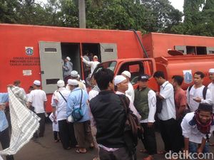 Antrean Massa 212 Mengular di Depan Toilet Umum Antrean Massa 212 Mengular di Depan Toilet Umum