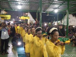 Mengintip Ritual Panjang Jimat Keraton Kanoman Cirebon Saat Maulid