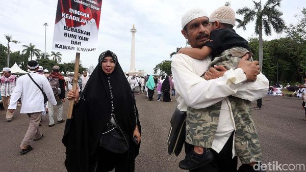 Foto: Keluarga-keluarga yang Piknik di Reuni 212