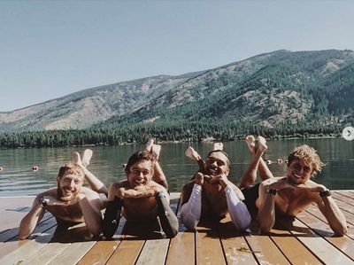 Kocak, Para Pria Parodikan Gaya Wanita di Instagram