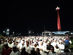 Foto: Massa Reuni 212 Salat Subuh Berjamaah di Monas
