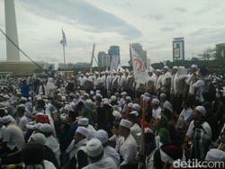 Massa Reuni 212 Bacakan Al-Fatihah untuk Habib Rizieq