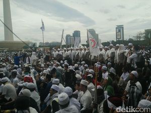 Massa Reuni 212 Bacakan Al-Fatihah untuk Habib Rizieq Massa Reuni 212 Bacakan Al-Fatihah untuk Habib Rizieq