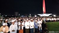 Melihat Lagi Momen Syahdu Reuni 212: Salat Subuh Berjemaah di Monas