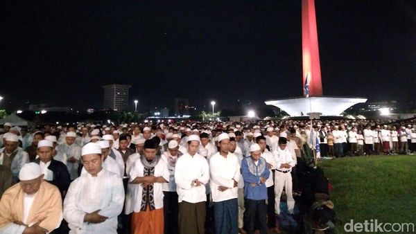 Melihat Lagi Momen Syahdu Reuni 212: Salat Subuh Berjemaah di Monas